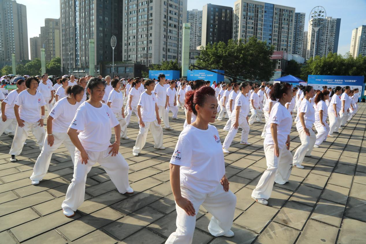 说明: 体育类公益活动 中国体育彩票支持全民健身事业的发展，图为重庆市”全民健身周“活动启动仪式