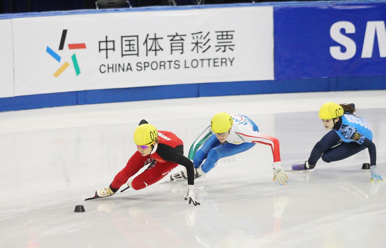 说明: 中国体育彩票支持奥运争光计划，图为中国体育彩票支持国际短道速滑世界杯上海站比赛现场